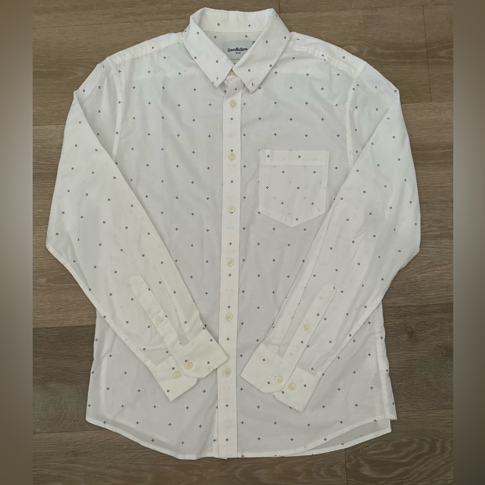 Button up/down white pattern shirt.